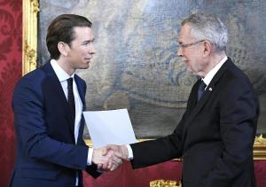 Bundespräsident Alexander Van der Bellen (rechts) vereidigt Sebastian Kurz zum Bundeskanzler.