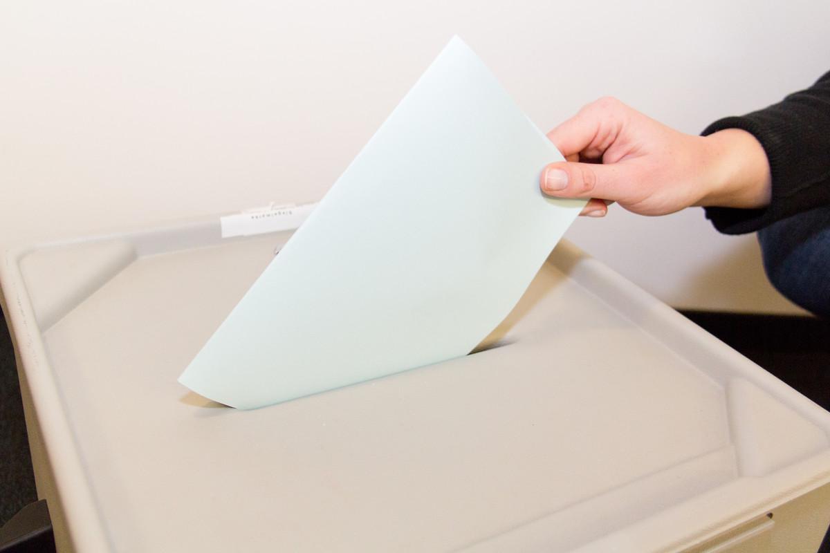 Jemand wirft einen Wahlzettel in eine Wahlurne. | Fotot: kas