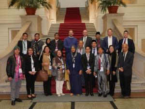 Die philippinische Delegation zu Besuch im Berliner Abgeordnetenhaus, mit Tim-Christopher Zeelen MdA (m.) und Danny Freymark MdA (2.v.r.)