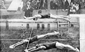 Die historische Aufnahme vom 18.07.1924 zeigt den Start zum 400m-Freistil-Herrenfinale bei den Olympischen Spielen von Paris - von oben: Der US-Amerikaner Johnny Weissmüller, der Schwede Arne Borg und der Australier Andrew Charlton.| Foto: dpa - Sportreport
