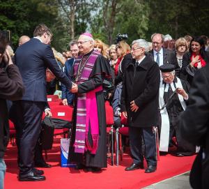 Bei der Einweihung der Gedenkstätte in Backi Jarak-Premierminister Vucic mit Erzbischof Zollitsch