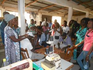 Stipendiatentagung in Palmarin april 2017 Victorine Ndiaye erklärt ihre Werkstatt