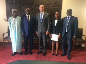 De gauche à droite, Dr. Nana Aboubakar Djalloh, Ministre délégué auprès du Ministre de l'environnement; s.E. Mr. Helle Pierre, Ministre de l'environnement; Pr. Dr. Oliver Ruppel, Directeur de Résident de KAS au Cameroun; Mme Marie Stella Tchuenté, directrice de projets à KAS au Cameroun; Mr. Kagonbe Timothée, Sous-Directeur Ministère de l'environnement et point focal UNFCC Cameroun