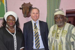 Visite de travail à Bangangté. Avec mme Célestine Ketcha Courtez, Prof. Dr. Ruppel, le chef traditionnel de Bangangté, Fong.