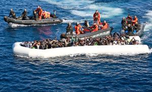 Soldiers save refugees and migrants from the open sea in the Mediterranean. | © Bundeswehr / Achim Winkler