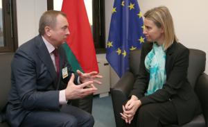 Vladimir Makei, Außenminister von Belarus(im Bild links) und Federica Mogherini, Hohe Vertreterin der EU für Außen- und Sicherheitspolitik bei einem Treffen im Dezember 2015. | © European External Action Service / Flickr / CC BY-NC 2.0