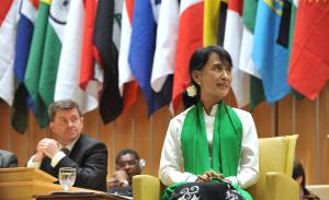 Aung San Suu Kyi belebt im Friedensprozess das Erbe ihres Vaters wieder. | Foto: Violaine Martin / UN Geneva / Flickr / CC BY-NC-ND 2.0