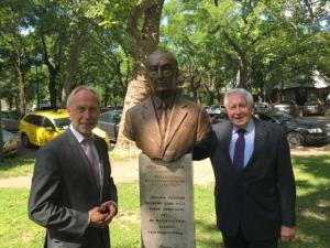 Prof. Dr. Bernhard Vogel und Frank Spengler an der Büste von Konrad Adenauer in Budapest, 7. Juni 2016