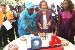 Jubliäum KAS Dakar Minister schneidet Kuchen 2