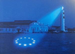 Leuchtturm, Meer; Europaflagge aus Licht