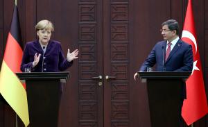 Merkel bei Türkei-Besuch mit dem türkischen Ministerpräsidenten Davutoglu. | Foto: dpa