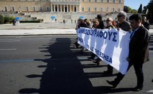 Journalisten in Griechenland protestieren vor dem Ministerium in Athen gegen die geplante Renten- und Steuerreform. | Foto: dpa