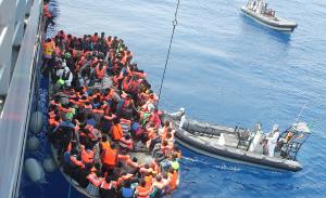 Flüchtlinge werden im Mittelmeer gerettet. | Foto: Irish Defence Forces/wikimedia/ cc-by-2.0