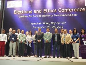 Gruppenfoto der Vortragenden und Organisatoren der Elections & Ethics-Konferenz in Naypyitaw am 25.-26. September 2015
