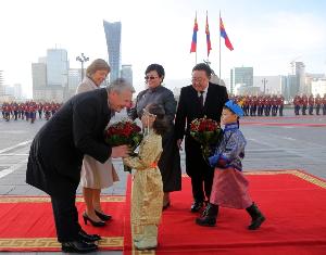 Zapfenstreich zur Begrüßung von Bundespräsident Gauck in der Mongolei durch Präsident Elbegdorj