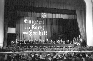 Die Bühne im Odeon-Theater während der Ansprache von Konrad Adenauer. (Quelle: KAS/ACDP)