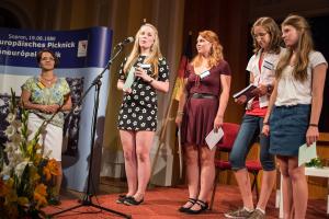 Schülerinnen des Gymnasiums St. Augustin zu Grimma anlässlich der Konferenz zum 25. Jahrestag des Paneuropäischen Picknicks in Sopron