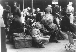 Bundesarchiv_Bild_175-13223, Flüchtlinge am Lehrter Bahnhof Berlin 1945, CC-BY-SA