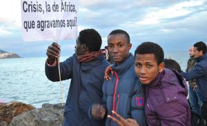 Aufmerksamkeit erzeugen: Bei einer Demonstration im Aufnahmelager\r\nCETI im Februar 2015 machen afrikanische Flüchtlingen auf\r\nihre Not aufmerksam. Die Hoffnung auf eine Verbesserung ihrer\r\nSituation bleibt für viele unerfüllt. | Foto: Laura Ortiz/Flickr