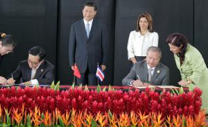Unter den Augen der Präsidenten Xi Jinping\r\nund Laura Chinchilla: Im Jahr 2013 unterzeichnen\r\ndie Außenminister Yang Jiechi und\r\nEnrique Castillo ein Kooperationsabkommen. | Foto: Außenministerium Costa Rica