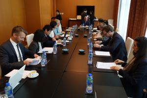 Konferenzteilnehmer diskutieren über die Beziehungen zwischen China und der EU
