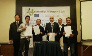 The project partners of I4J signed the Integrity Pledge. KAS Philippine Country Representative Benedikt Seemann signed on behalf of KAS Philippines.