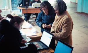 Zwei Wählerinnen registrieren sich für ihre Wahlunterlagen im Wahllokal bei den Parlamentswahlen 2009. | Foto: UNDP in Europe and CIS/Flickr
