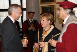 Ehrendoktorwürde für Bundeskanzlerin Angela Merkel in der Slowakei\r\nAngela Merkel mit dem KDH-Vorsitzenden Ján Figeľ und dem Rektor der Comeniusuniversität in Bratislava Karol Mičieta, Foto Pavol Demeš