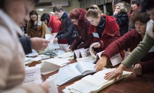 Eine lokale Wahlkommission zählt die Stimmen zur Parlamentswahl in der Ukraine aus. | Foto: dpa