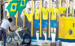 Ein Straßenkünstler in Rio de Janeiro malt die Brasilianische Fußballnationalmannschaft auf eine Häuserwand. | Foto: RodrigoLobo.com/Flickr