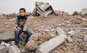 Ein Junge sitzt auf Haustrümmern im Gaza-Gebiet. | Foto: andlun1/Flickr