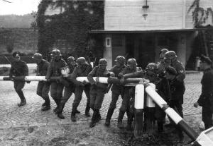 Danziger "Landespolizisten" und Grenzbeamte stellen den Abriss des polnischen Schlagbaums an der Grenze zur Freien Stadt Danzig nach. Bei Sopot, am 1. September 1939.