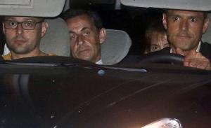 Nicolas Sarkozy auf dem Weg in Polizeigewahrsam
