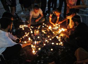 Jerusalem (Jaffa Street), 1. Juli 2014, 21.30 Uhr: Spontane Trauerkundgebung für die drei ermordeten Jeschiwa-Schüler