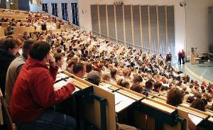 students in a lecture hall at university. | picture: sane/wikipedia