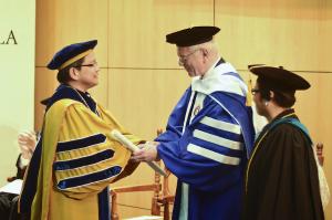 Fr Jose Ramon Villarin, President of the Ateneo de Manila University confers the Doctor of Humanities honoris causa to Dr Hans-Gert Poettering MEP