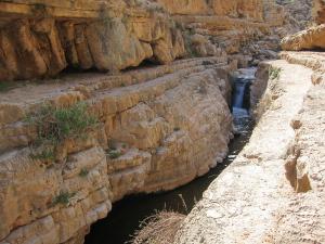 Wasserfall im israelisch kontrollierten Abschnitt des Wadi Qelt/Nahal Prat, aufgenommen im Januar 2014