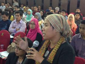 Participants at the seminar on 'Reconciling Forestry and Mining Management: Some Current Environmental Concerns in Asia' held at the Hasanuddin University, Makassar engage in a proactive discussion on Mining issues in Indonesia.