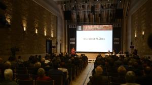 Prof. Dr. Mária Schmidt, Generaldirektorin des Museums Haus des Terrors auf der internationalen Konferenz "Europas Großer Krieg und die Geburt einer neuen Weltordnung" am 11. November 2013 im Budapest Music Center in Budapest