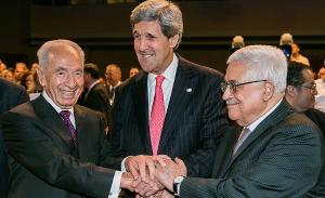 Shimon Peres, Präsident von Israel, John Kerry, Außenminister der Vereinigten Staaten und Mahmoud Abbas, Präsident der Palästinensischen Autonomiebehörde. | Foto: World Economic Forum/Benedikt von Loebell