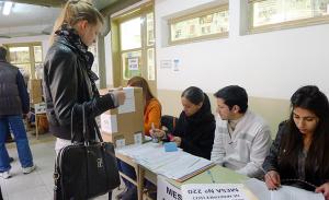 Eine Frau gibt ihre Wahlstimme in einem argentinischen Wahlbüro ab. | Foto: KAS
