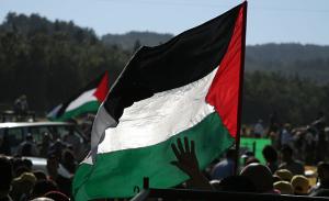 Menschengruppe und eine palestinensische Flagge. | Foto: glichfield/Flickr