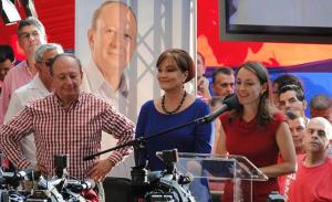 Dr. Rodolfo Hernández (li.)und seine Familie stellen sich bei einer Wahlkampfveranstaltung\r\nvor.| Foto: Equipo Electoral/Wahlkampfteam Dr. Rodolfo Hernández