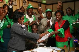 NARC-Kenya bekommt als erste Partei in Kenia die volle Registrierung nach dem neuen Parteigesetz bescheinigt. Im Vordergurnd sind Hon. Martha Karua und Lucy Ndugu, Registrar of Political Parties.
