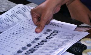 Ein Wähler auf den Philippinen setzt seinen Fingerabdruck unter einen Wahlzettel. | Foto: chardinet/Flickr