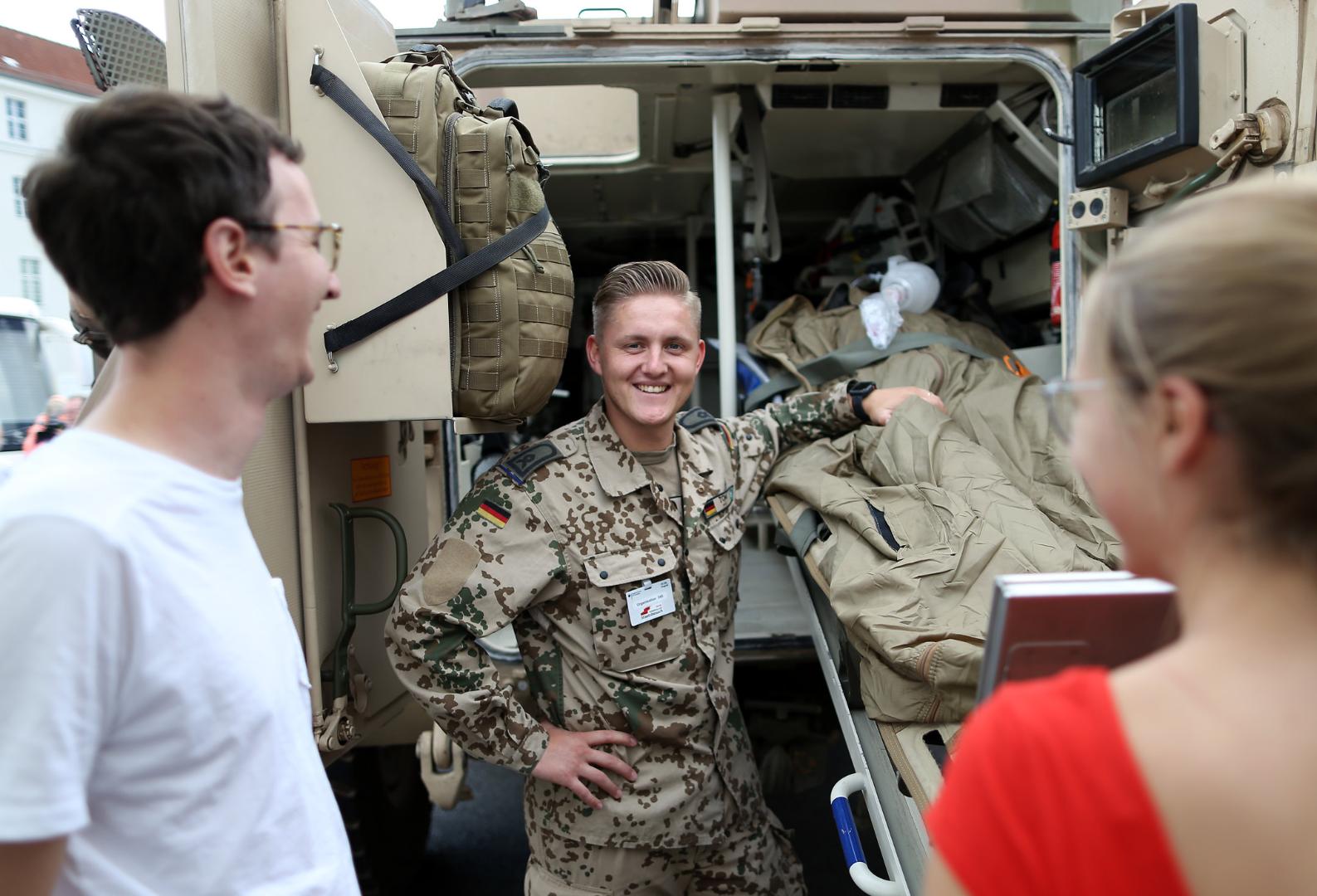 Tag der offenen Tür;  Bundeswehr - Soldat steht vor einem Einsatzwagen 
