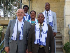 26. Februar 2013: Besuch von Dr. Willibrod Peter Slaa, Generalsekretär der tansanischen CHADEMA-Partei und deren Präsidentschaftskandidat, bei der KAS Israel. V.o.l.n.u.r.: Rose Ntambi Nicholaus, Langu Joel Majillanga, Michael Mertes, Josephine Mkatunzi Mahimbo, Dr. Willibrod Peter Slaa