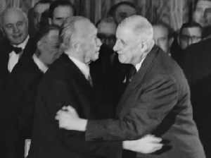 Adenauer und de Gaulle besiegeln den Élysée-Vertrag mit einem Kuss
