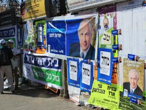 Wahlplakate und Wahlkampfhelfer in Jerusalem (KAS Israel, 22.01.2013)