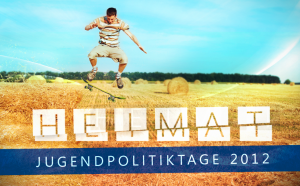 Banner Jugendpolitiktage 2012 in Zwickau. Ein Junge springt mit seinem Skateboard vo einem Heuballen.